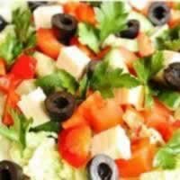 Салат с фетой, ветчиной и оливками