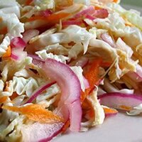 Быстрый салат из курицы, капусты, моркови и лука