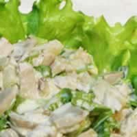 Салат с консервированными огурцами, кукурузой и курятиной