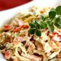 Салат из копченой курицы с горошком и перцем